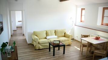 Classic-Apartment, 2 Schlafzimmer, Haustiere gestattet, Gartenblick | Wohnbereich