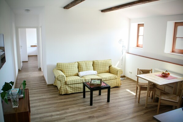 Classic Apartment, 2 Bedrooms, Pets Allowed, Garden View | Living area