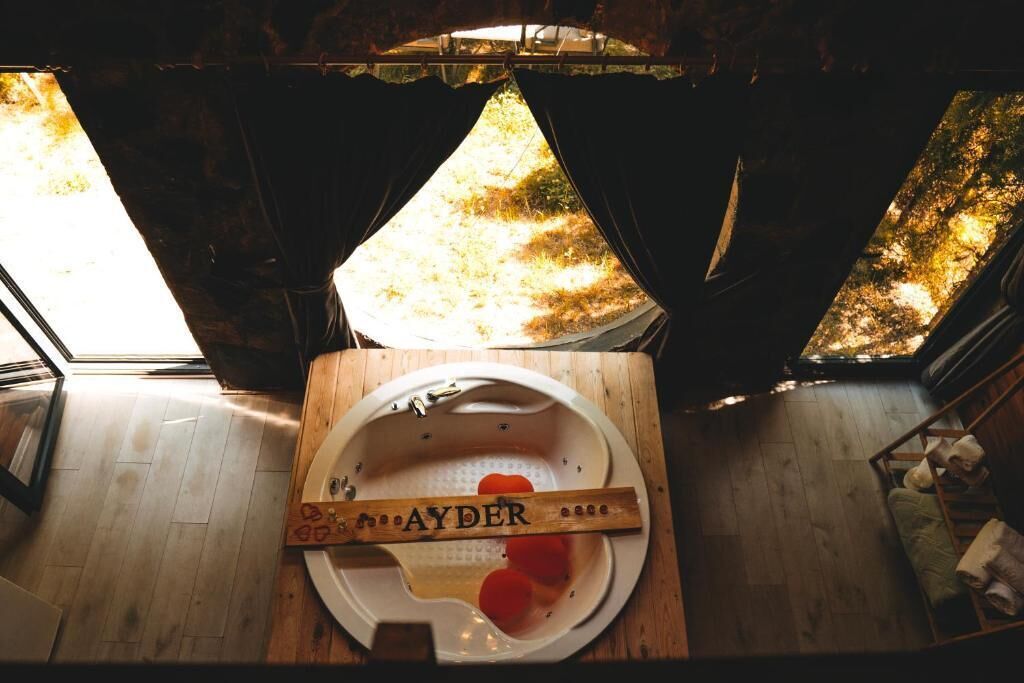 Deluxe driepersoonskamer, uitzicht op bergen | Interieur