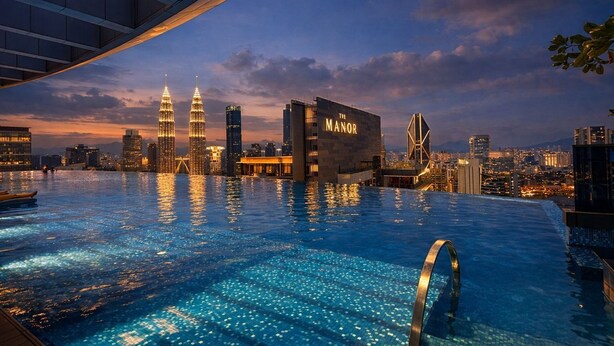 Una piscina infinita en la azotea, con un horizonte urbano de fondo, incluyendo las Torres Petronas.