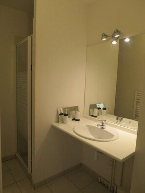 Bathroom - Vrbo Property (Pléneuf Val André)