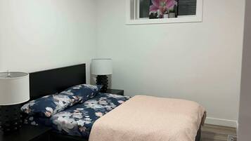 2 habitaciones, tabla de planchar con plancha, wifi y ropa de cama
