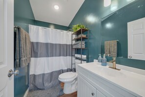 Hair dryer, towels - Salt & Spruce | King Bed • Walk to Beach | Pet Friendly (Rockaway Beach)