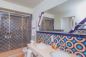 Kamar Double Superior, balkon, pemandangan laut | Kamar mandi