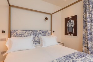 Phòng đôi phong cách cổ điển, quang cảnh núi | Minibar, két bảo mật tại phòng, trang trí khác biệt 