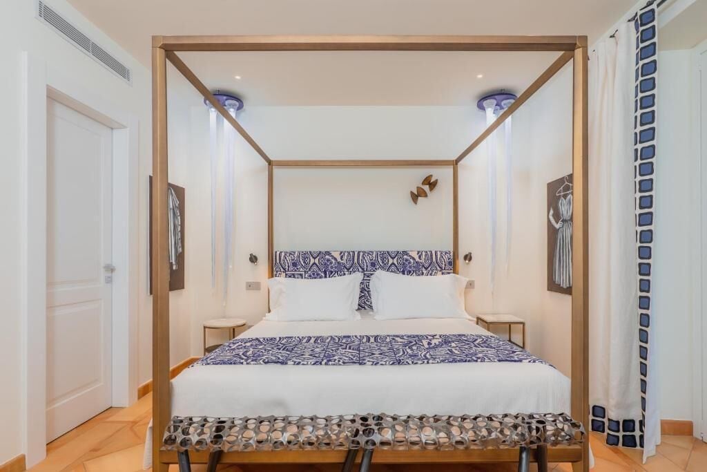 Minibar, caja de seguridad en la habitación y decoración personalizada 