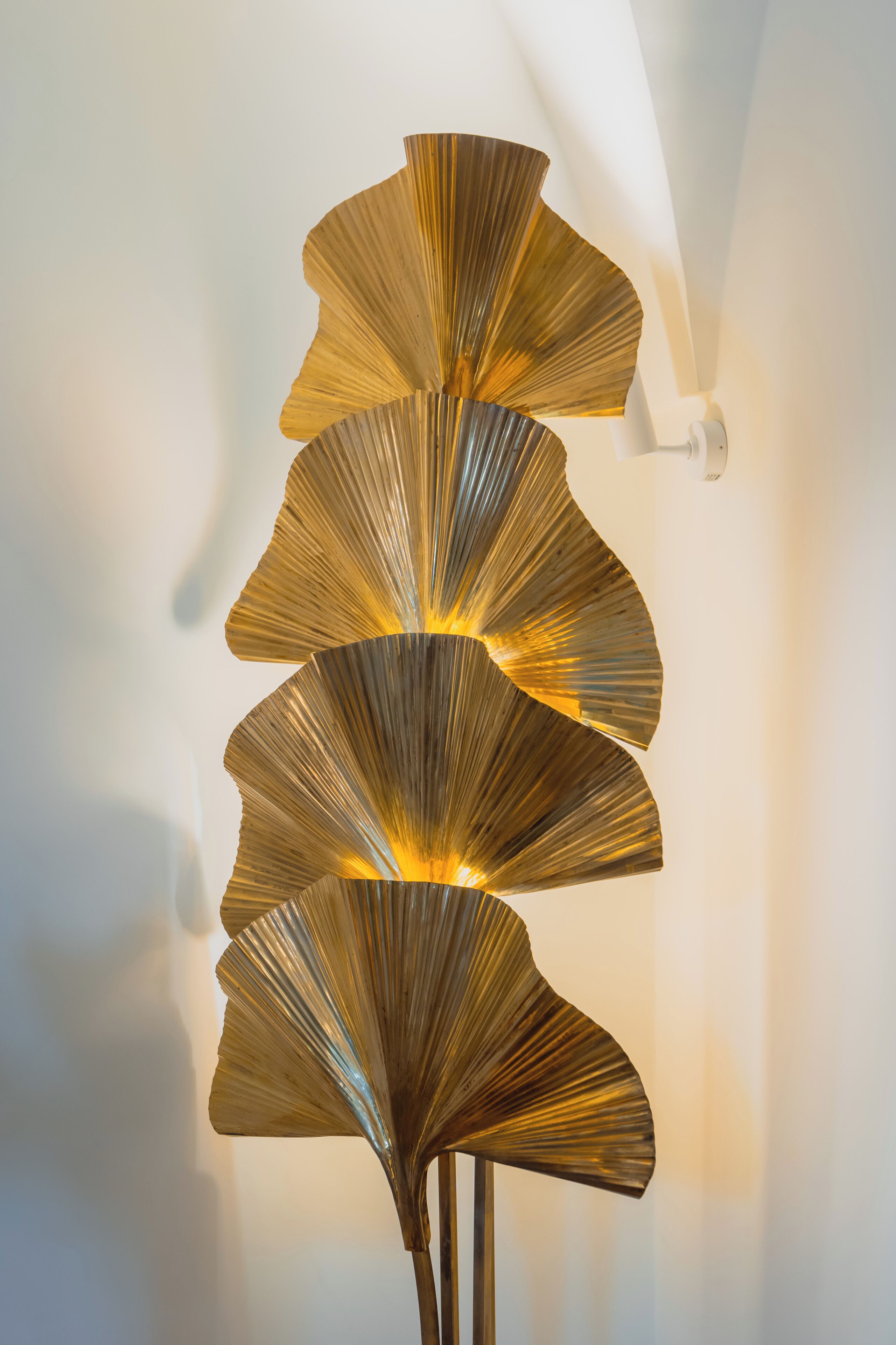 Eine wandmontierte Stehlampe mit einem außergewöhnlichen, fächerförmigen Design.
