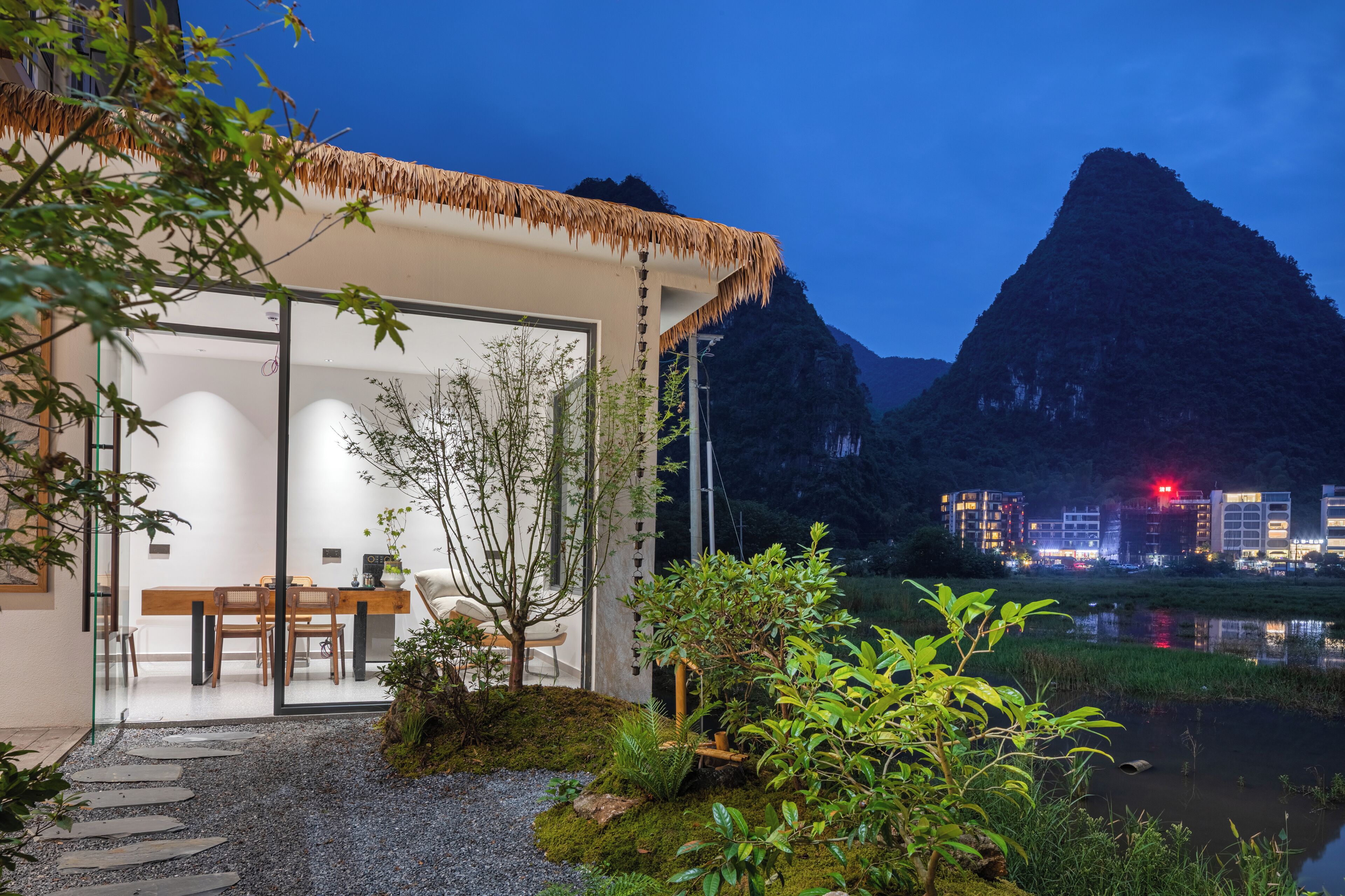 รับประท  านอาหารกลางแจ้ง