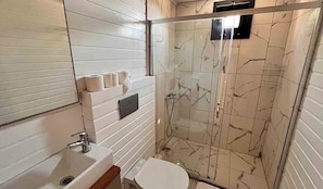 Ducha, secador de pelo, batas, toallas