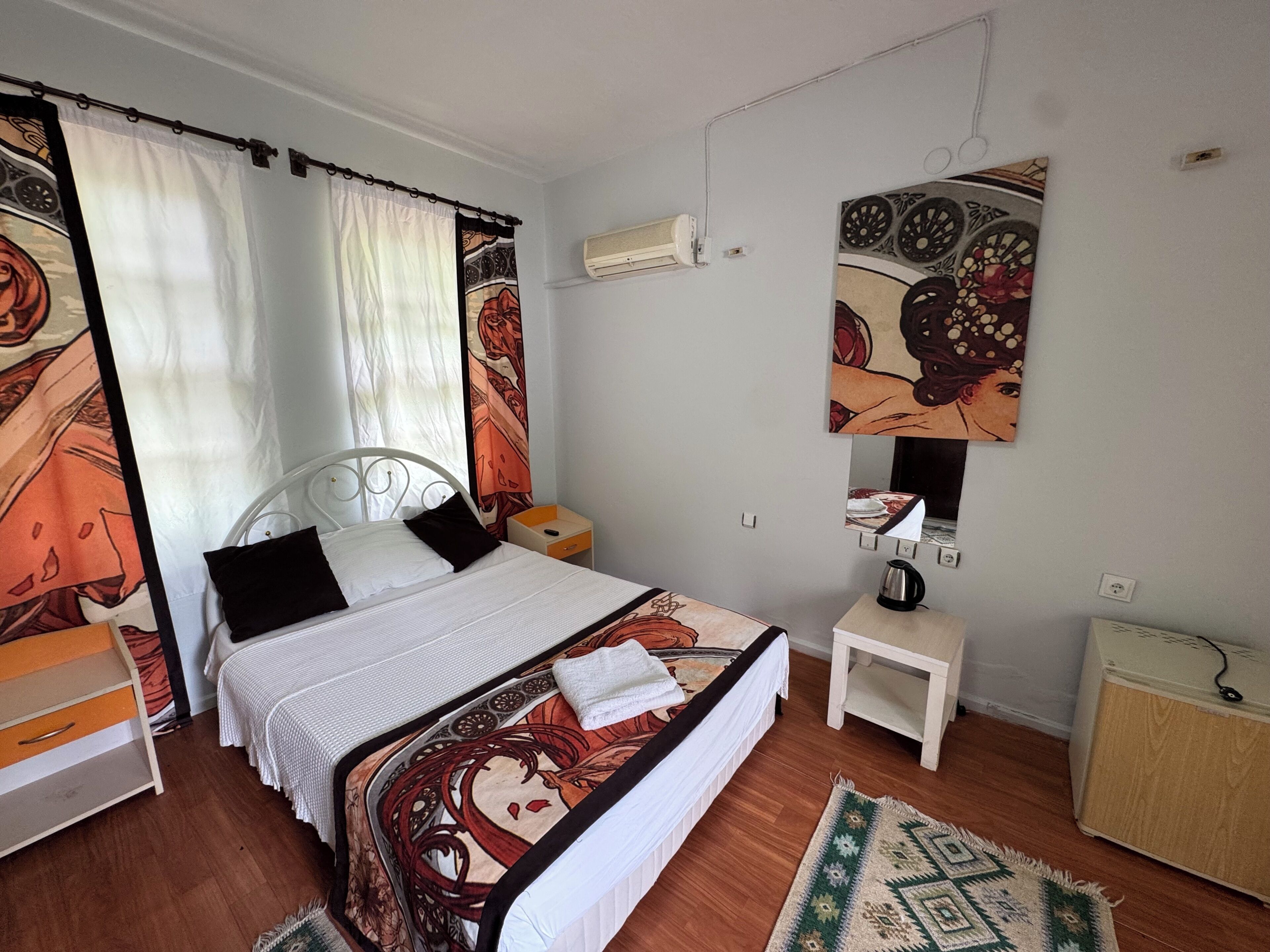 Habitación económica, balcón, vista a la montaña | Ropa de cama de alta calidad, minibar y decoración personalizada 