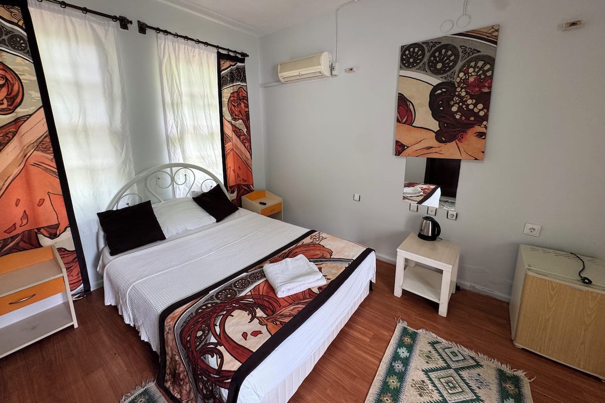 Habitación económica, balcón, vista a la montaña | Ropa de cama de alta calidad, minibar y decoración personalizada