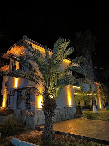 Artemis Hotel