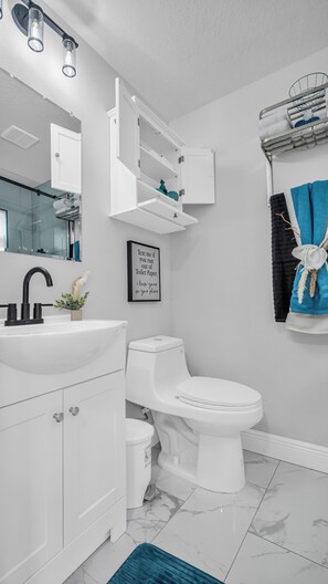 Hair dryer, towels, soap, toilet paper - Near Trail & Pier Crystal Beach Bungalow (Palm Harbor)