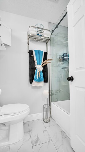 Hair dryer, towels, soap, toilet paper - Near Trail & Pier Crystal Beach Bungalow (Palm Harbor)