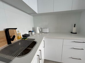 Private kitchen - Enjoyable 2-bedroom house in Saint Kilda East (Saint Kilda East)