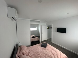 2 bedrooms, iron/ironing board, WiFi, bed sheets - Enjoyable 2-bedroom house in Saint Kilda East (Saint Kilda East)
