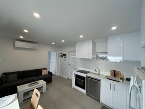 Private kitchen - Enjoyable 2-bedroom house in Saint Kilda East (Saint Kilda East)