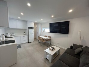 Living area - Enjoyable 2-bedroom house in Saint Kilda East (Saint Kilda East)