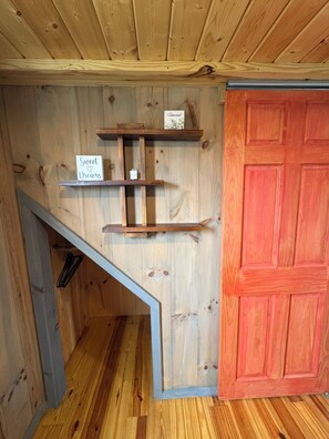 Interior - Rustic 2 bedroom Tiny Home in charming Bybee (Bybee)