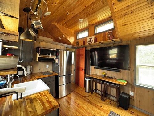 Rustic 2 bedroom Tiny Home in charming Bybee
