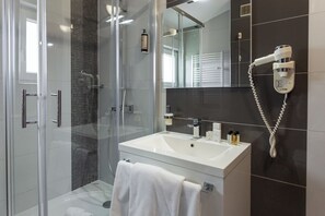 Quarto triplo conforto, sacada, vista para a montanha | Banheiro | Chuveiro, chuveiro com efeito de chuva, secador de cabelo, chinelos