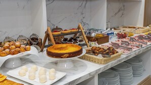 En buffet med diverse desserter og frugt.