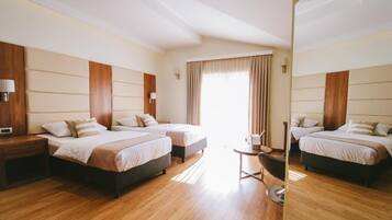Quarto casal luxo, sacada | Cofres nos quartos, escrivaninha, espaço de trabalho para notebook