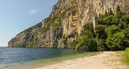 Neu: Pool-Appartment über dem Gardasee, Terrasse, ruhig und grün, 10 m zum Pool,