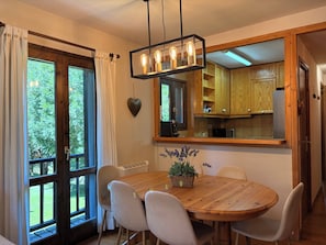 Dining - Hydromassage, fireplace and swimming pool in summer - Herbasabina 5 (Pla de l'Ermita)
