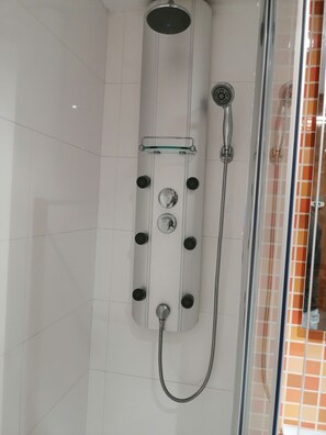 Dusche, Whirlpool, Haartrockner, Handtücher