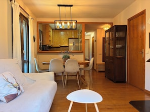 Living area - Hydromassage, fireplace and swimming pool in summer - Herbasabina 5 (Pla de l'Ermita)