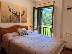 3 bedrooms, bed sheets - Hydromassage, fireplace and swimming pool in summer - Herbasabina 5 (Pla de l'Ermita)