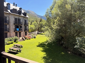 Property grounds - Hydromassage, fireplace and swimming pool in summer - Herbasabina 5 (Pla de l'Ermita)