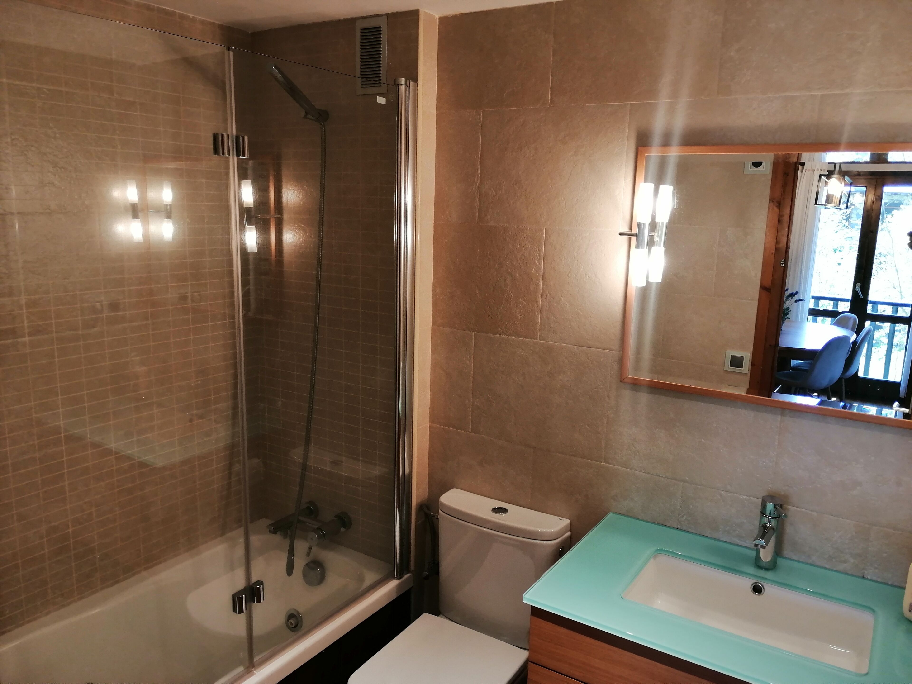 Een douche, een bubbelbad, een haardroger, handdoeken