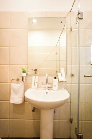 Deluxe villa | Badkamer | Gratis toiletartikelen, handdoeken, zeep, shampoo