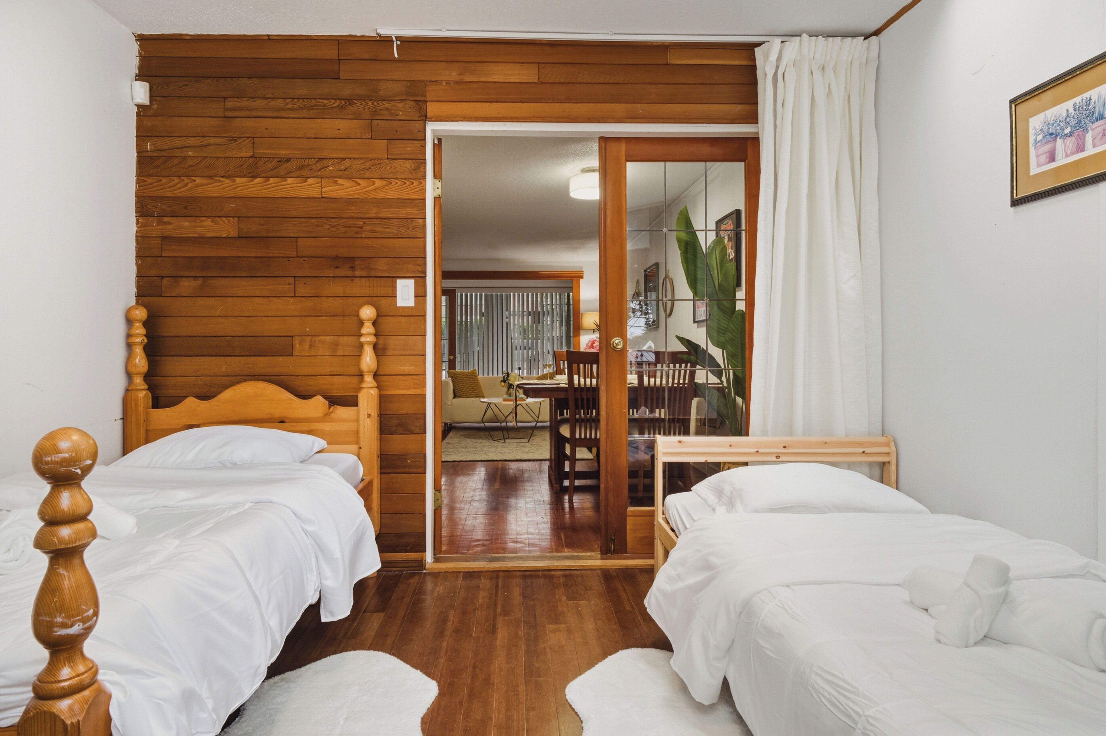 4 bedrooms, iron/ironing board, Internet, bed sheets