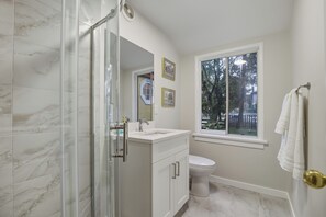Bathroom - Cedar Nest Heritage Home Near DT and YVR (Vancouver)