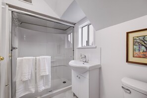 Hair dryer, towels, soap, toilet paper - Cedar Nest Heritage Home Near DT and YVR (Vancouver)