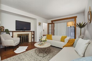 Living area - Cedar Nest Heritage Home Near DT and YVR (Vancouver)