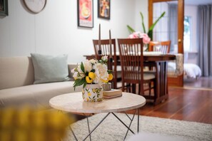 Un salon comprenant une table ronde, un canapé, une table à manger et des chaises.