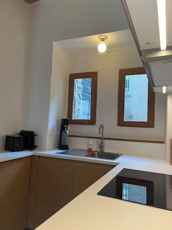 Microwave, oven, stovetop, dishwasher. Cosy apartment in the heart of Forcalquier • Air conditioning - WiFi - Premium comfort