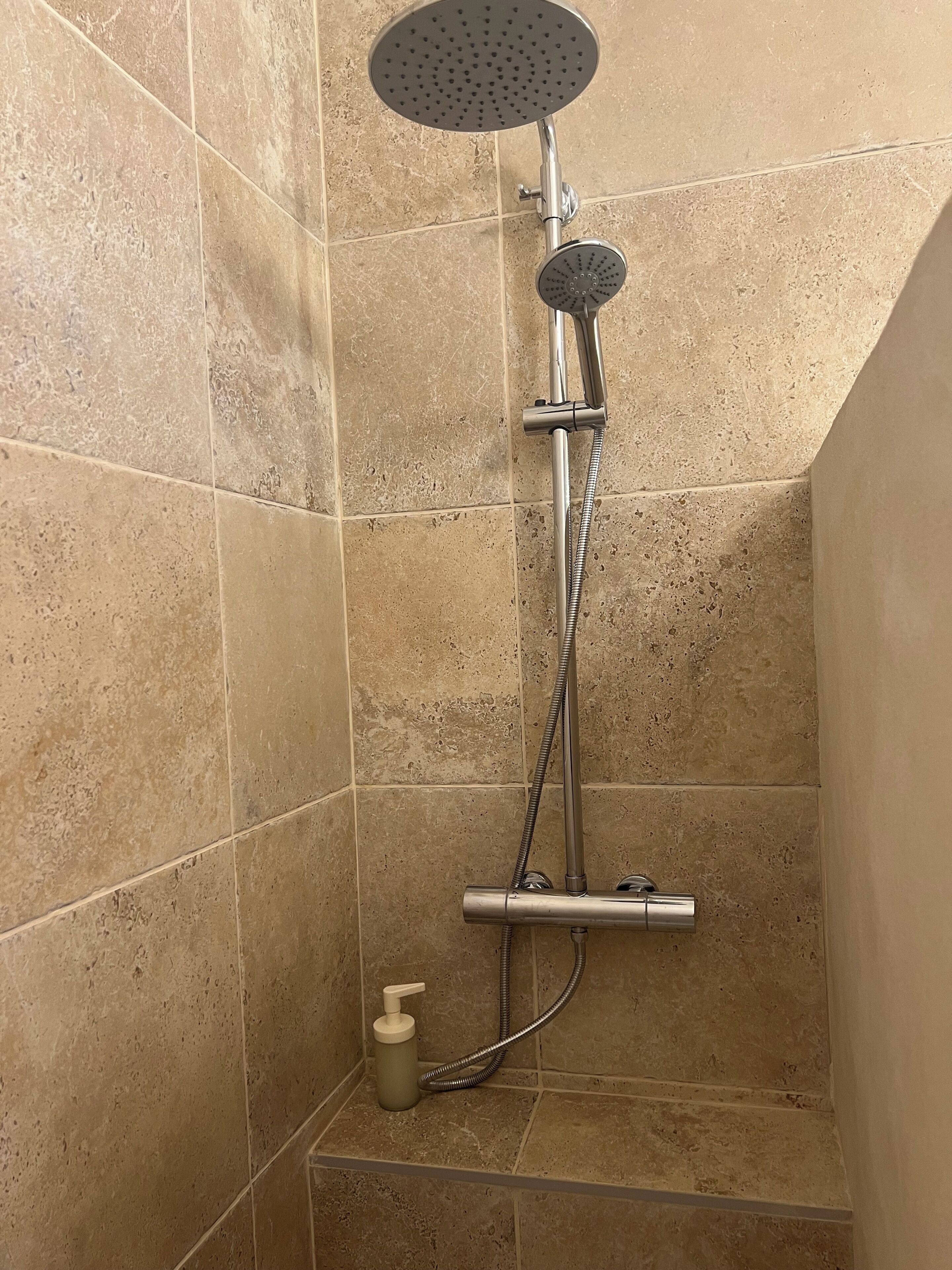 Een douche, een haardroger, handdoeken, zeep