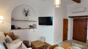 Living area - Vrbo Property (Forcalquier)