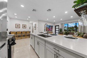 Microwave, oven, stovetop - Mini Golf, Heated Pool, Hot Tub, FirePit, Outdoor Kitchen, Foosball (Lake Worth Beach)