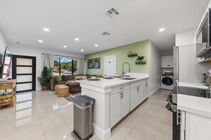 Microwave, oven, stovetop - Mini Golf, Heated Pool, Hot Tub, FirePit, Outdoor Kitchen, Foosball (Lake Worth Beach)