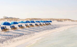 På stranden, solstolar och strandhanddukar
