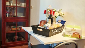 Een keukenhoek met een tafel, een stoel, een kast en een doos met de tekst 'HOME'.
