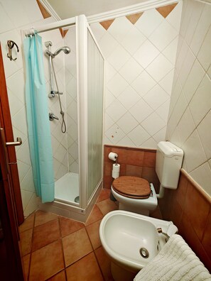 Douche, sèche-cheveux, bidet, serviettes fournies