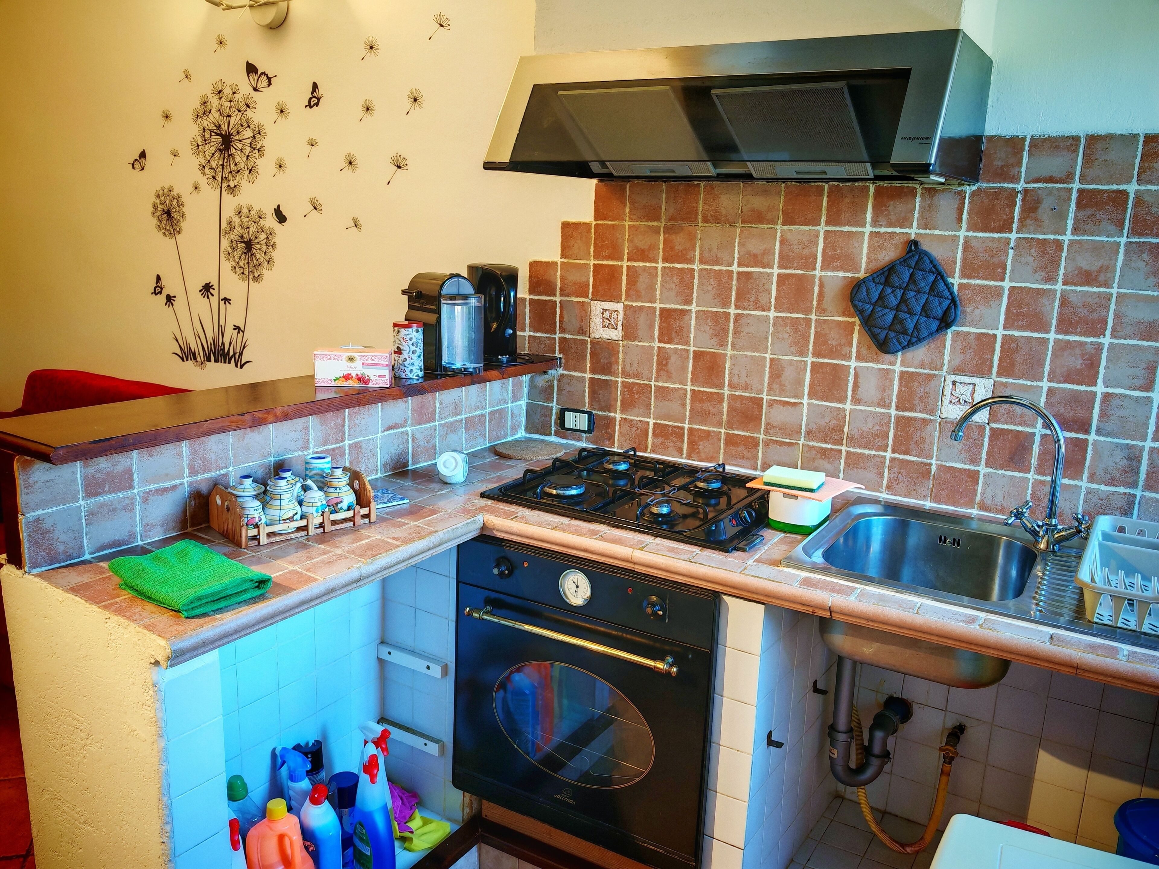 Réfrigérateur, four, plaque de cuisson, cafetière/bouilloire