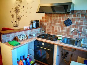 Réfrigérateur, four, plaque de cuisson, cafetière/bouilloire